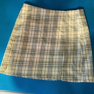 Short skirt with solid on sides